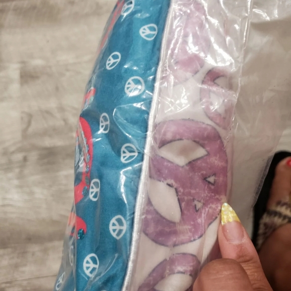 ๐๏ธ NWT Justice 2 Pillows Make A Setโ
- Picture 9 of 9